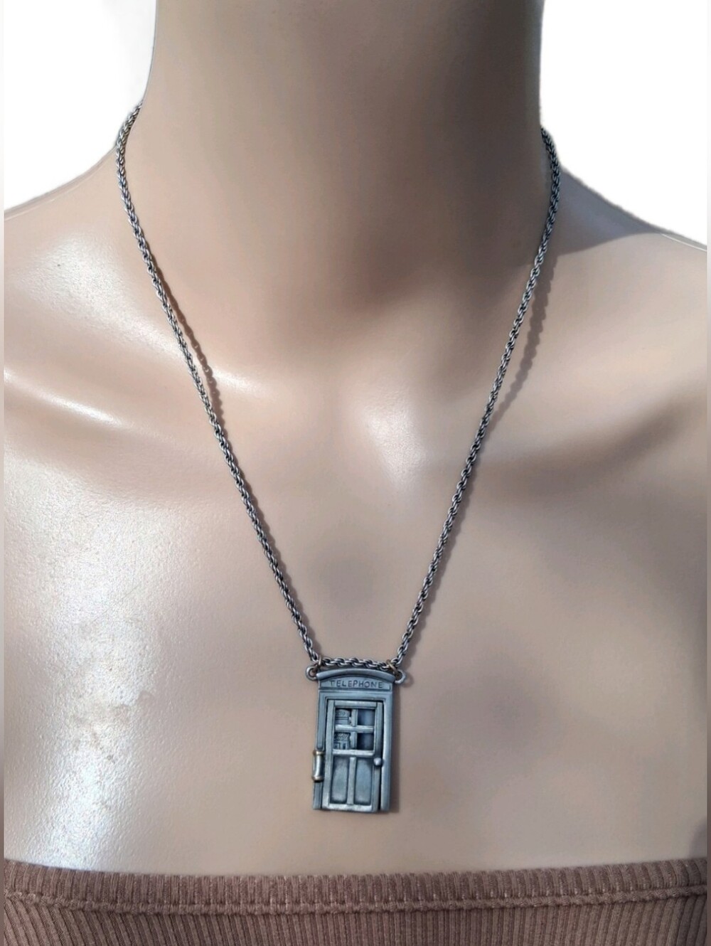 Vintage Silver Tone London Telephone Booth Opening Locket Pendant Necklace
